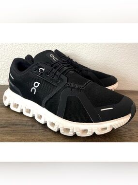 On Cloud 5 Womens Size US 9 Black White Athletic Running Walking Shoes Sneakers